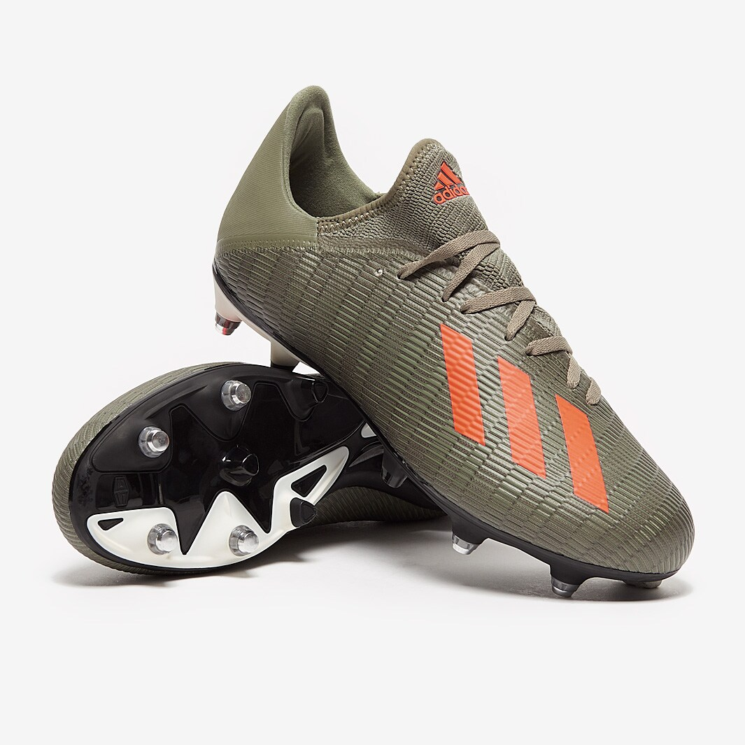 X 19.3 SG possèdent une tige en maille fine et des matériaux légers, adaptés aux terrains gras, les crampons permettent de contrôler tes changements de direction rapides. .