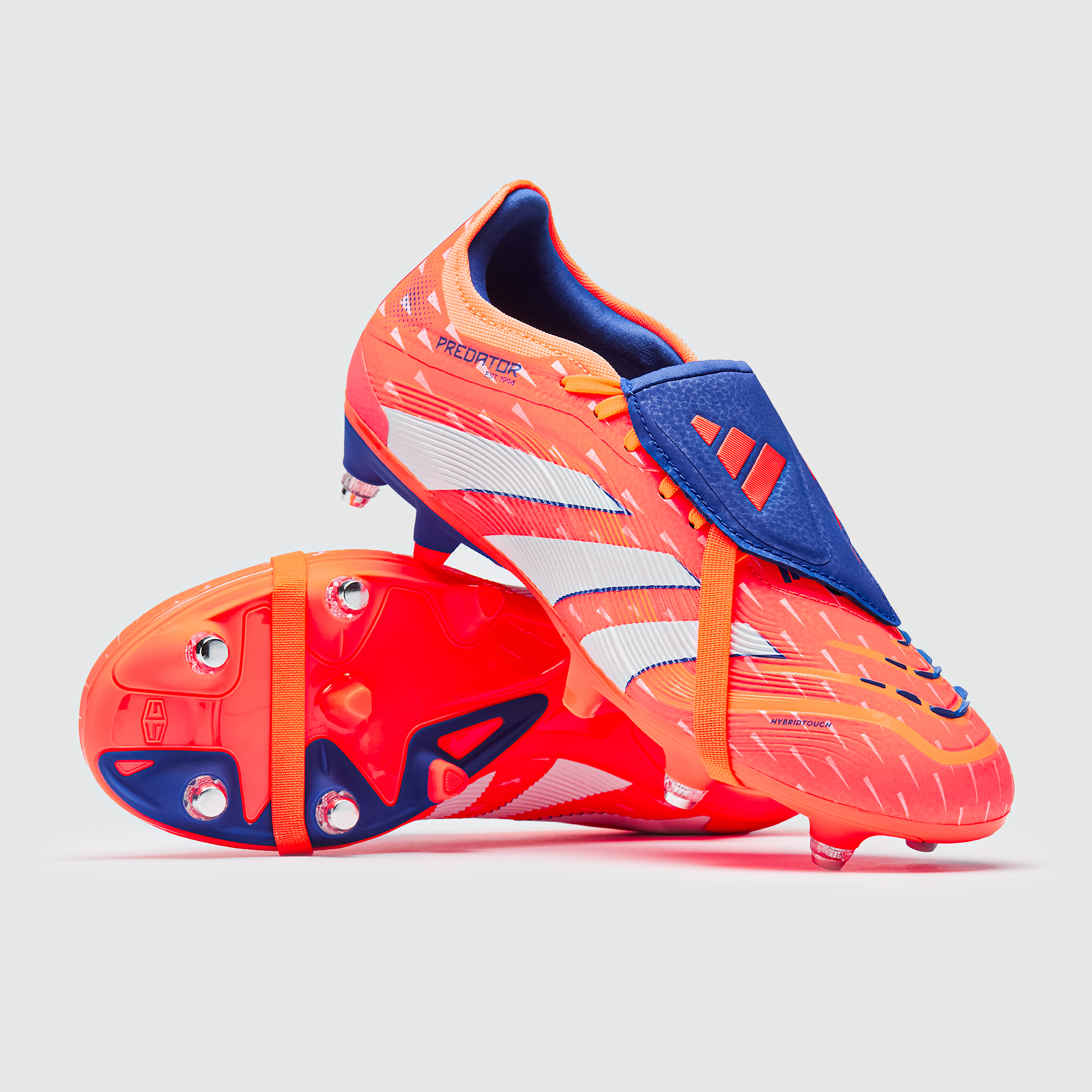 La structure raffinée des ailettes en caoutchouc Strikeskin offre plus d'adhérence à la balle pour une précision et une rotation encore plus grandes,  la Semelle ControlFrame 2.0 est de retour avec son mélange gagnant d'agilité, de vitesse et de stabilité, avec une configuration hybride de crampons.