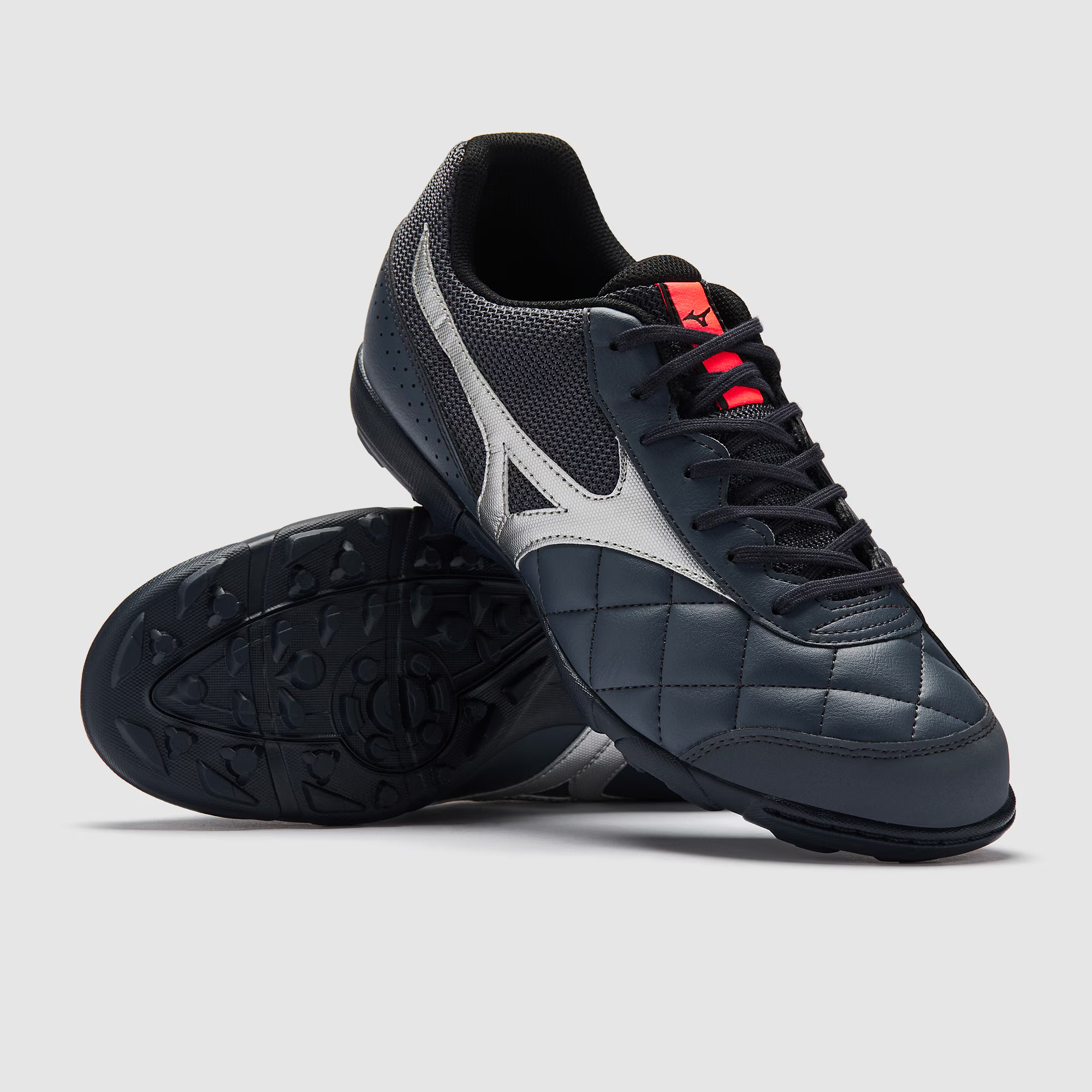 Cette paire de chaussure est plus utilisé pour le futsal. La semelle intérieure amovible améliore le confort et l'amorti pour te permettre de rester concentré sur ta performance.  