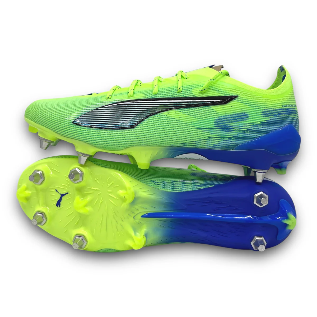  PUMA fait passer l'ULTRA à la vitesse supérieure, ce qui vous donne la vitesse et la sensation d'une machine bien réglée à vos pieds. Le cadre de soutien PWRTAPE SQD stabilise l'intérieur du pied sans nuire à l'agilité et à la liberté de mouvement. 